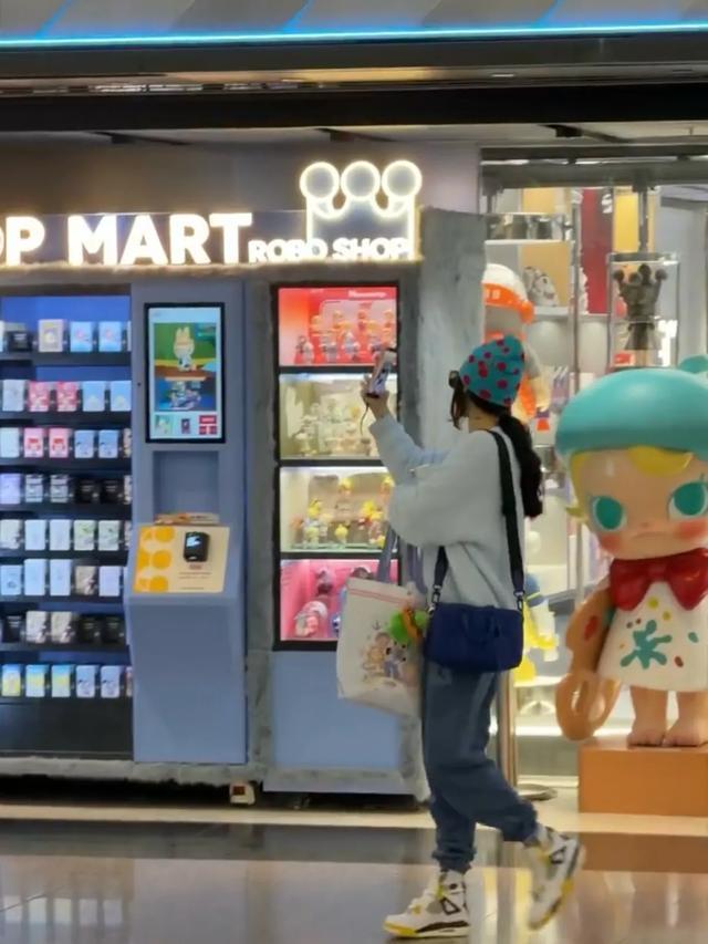 张柏芝在机场接大儿子的画面，比看谢霆锋在演唱会上唱玉蝴蝶更舒心！看到母亲来接机，