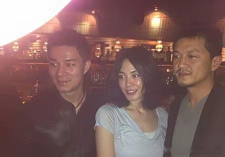 当年李亚鹏王菲和许雅钧同框合影，那时李亚鹏夫妻俩还是有夫妻相的，相爱的他们表情都