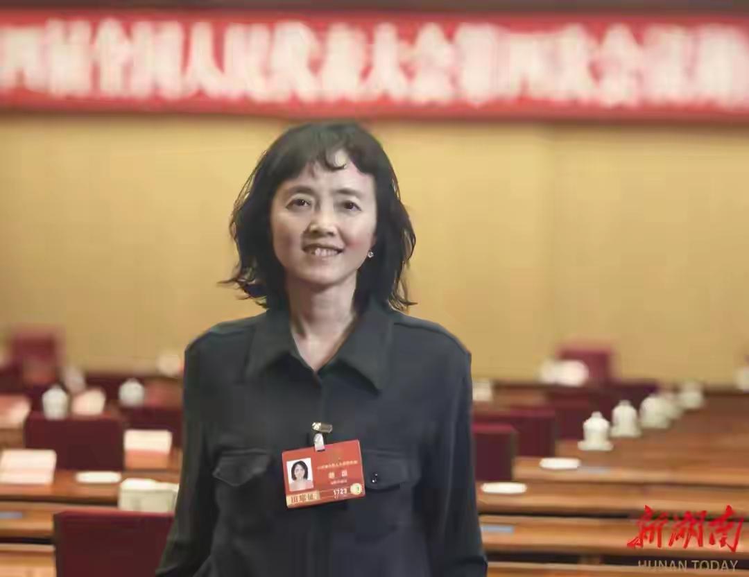 七旬老人因一元弹窗扣费近千，银发族的数字消费陷阱，终于有人出手直面。全国人大代表