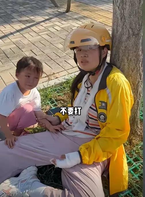 这个女骑手太励志了！近日安徽亳州一个女骑手带着幼儿送餐，因为天气太热，出现了