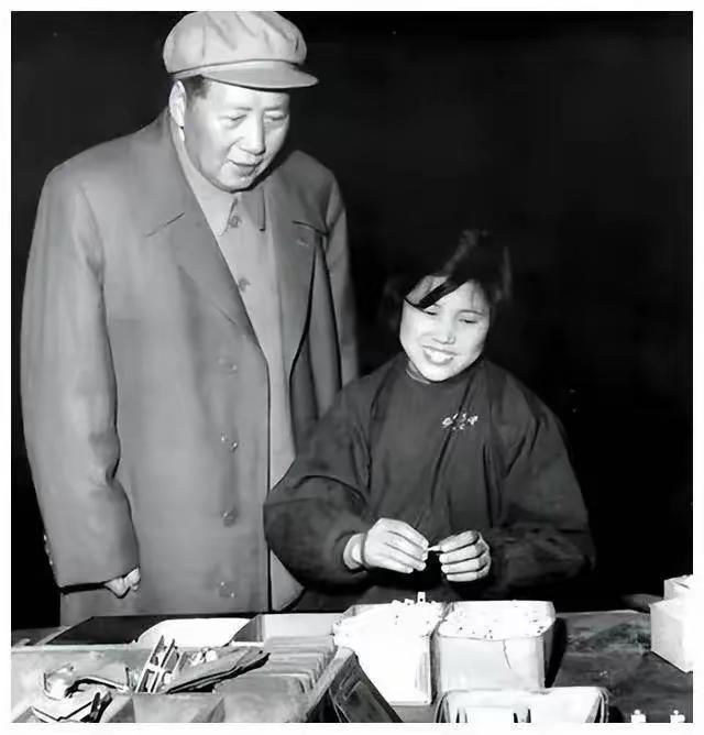 一句“毛主席好”，彻底改变普通女工的一生1958年，毛主席到沈阳二一三机床