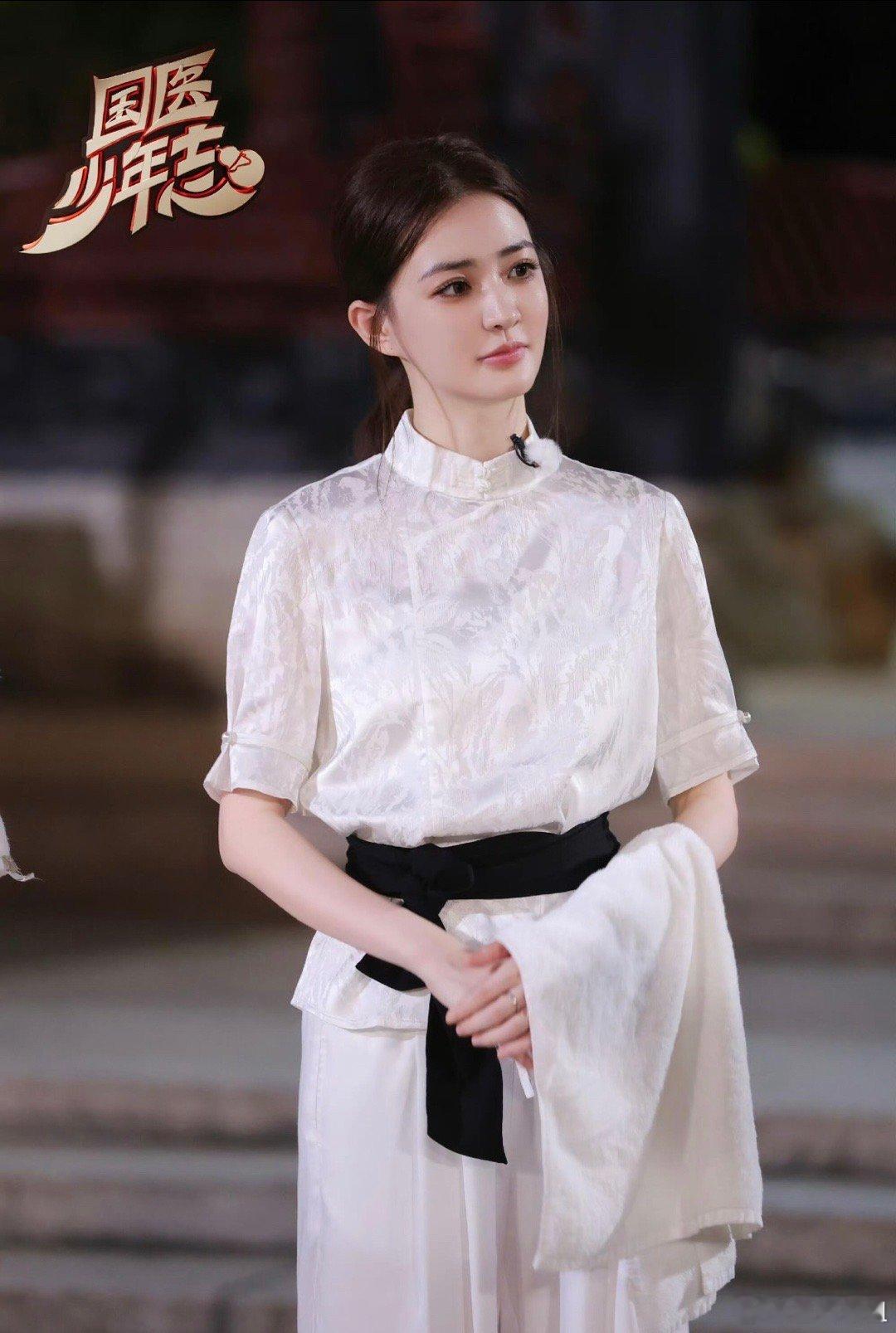 美成啥了徐璐！这个新中式妆太惊艳了，底妆服贴到从脸上长出来似的[抱抱]​​​