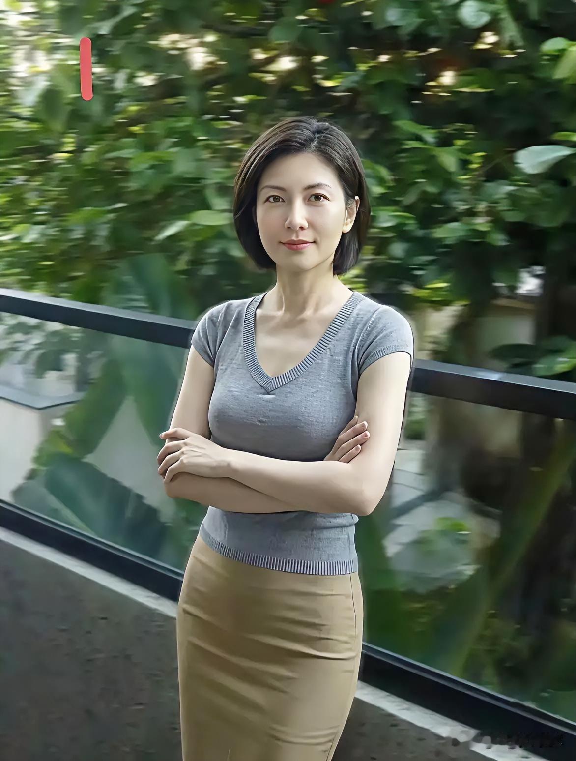 绿意漫过栏杆，风也染上清新。灰衫贴肤，勾勒从容的弧度。卡其裙垂落，似大地