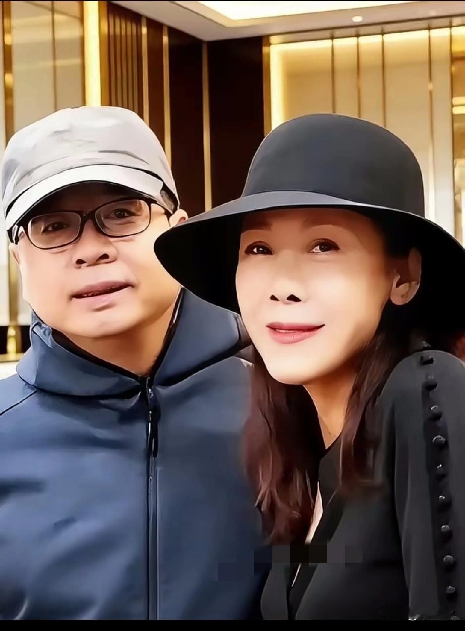 田震与张卫宁，从录音棚的针锋相对到病床前的不离不弃。三十年相伴，他为她熬药