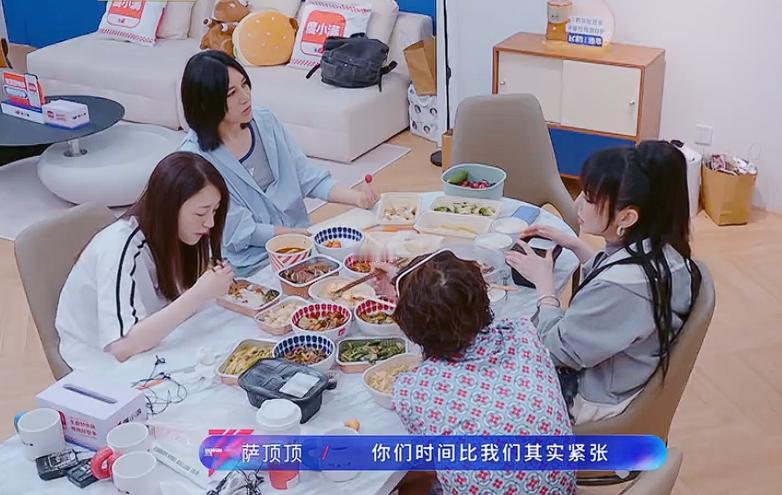 王濛突然感觉饭不香了，这是被尚雯婕和萨顶顶给点了吧？两位帮唱师姐说自己当时参加浪