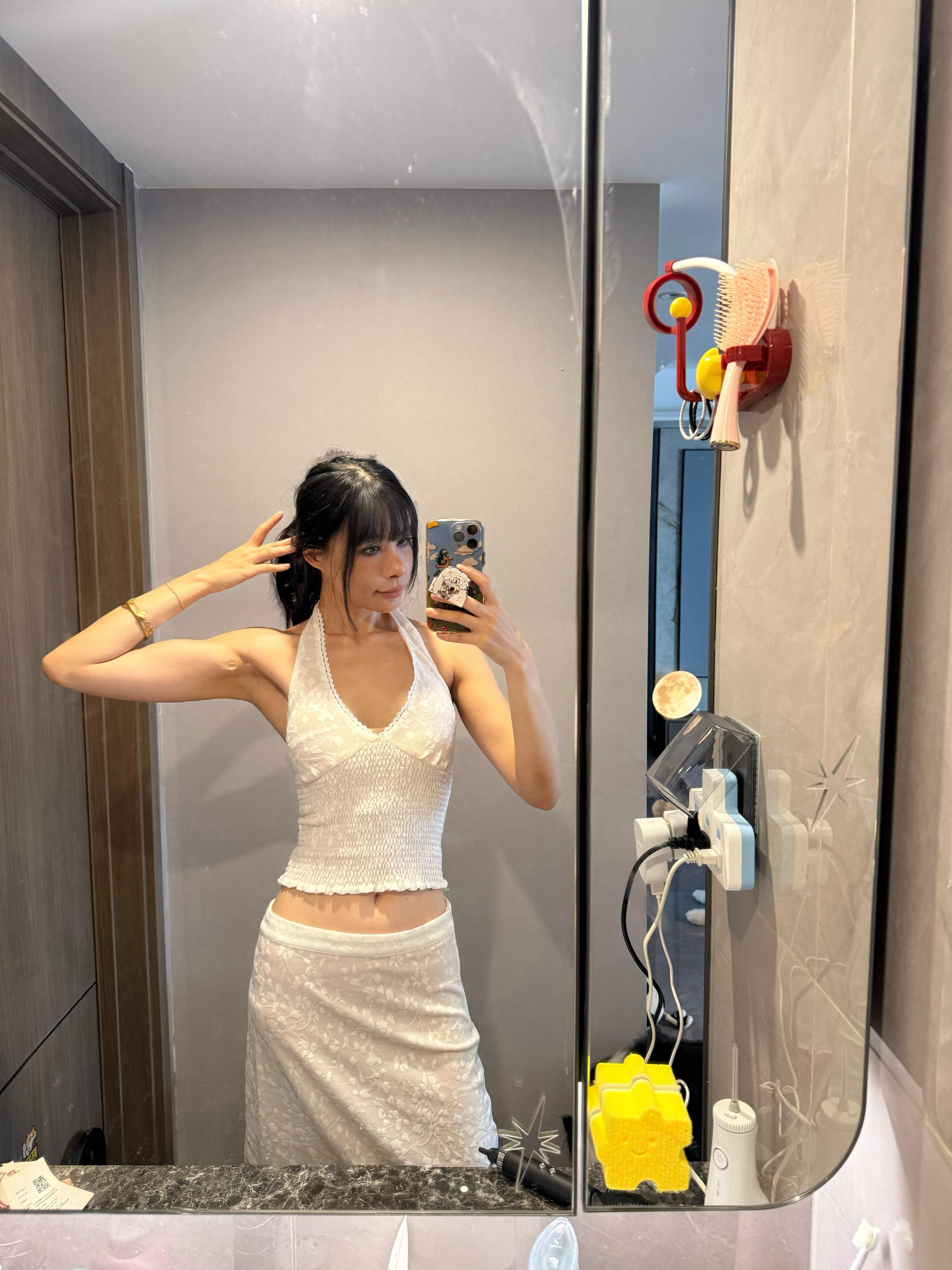 后背怎么一道一道的……不会是肌肉吧[滑稽笑][滑稽笑]​​​