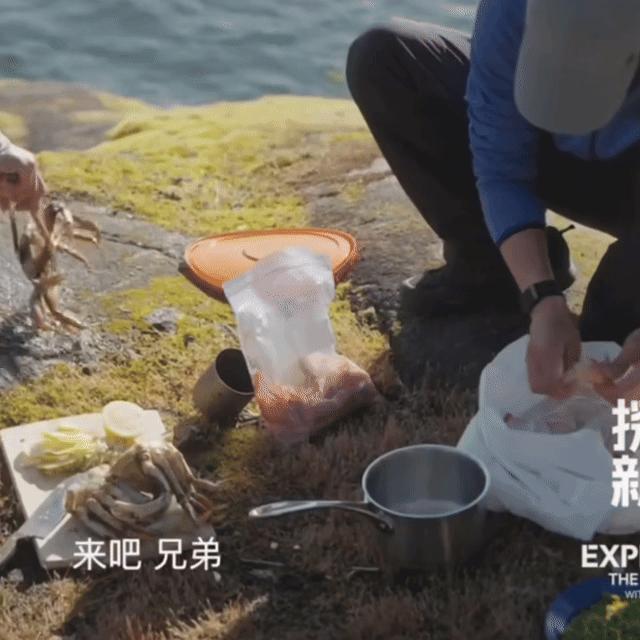 王一博吃个海鲜斧子都用上了笑不活了王一博！吃个海鲜直接掏出斧子，刀砍不利索就硬敲