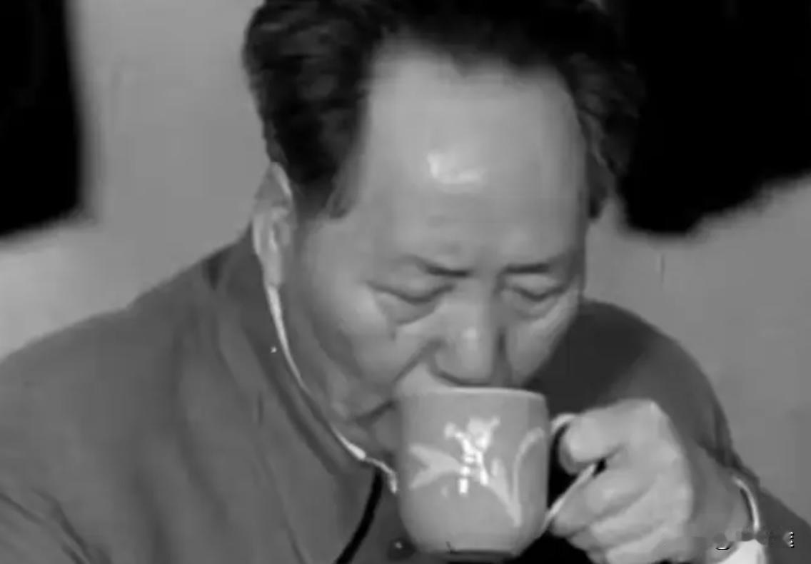 毛泽东还有一大嗜好，就是平生最爱喝浓茶，而且爱喝隔夜浓茶，他总是晚上睡前让工作人