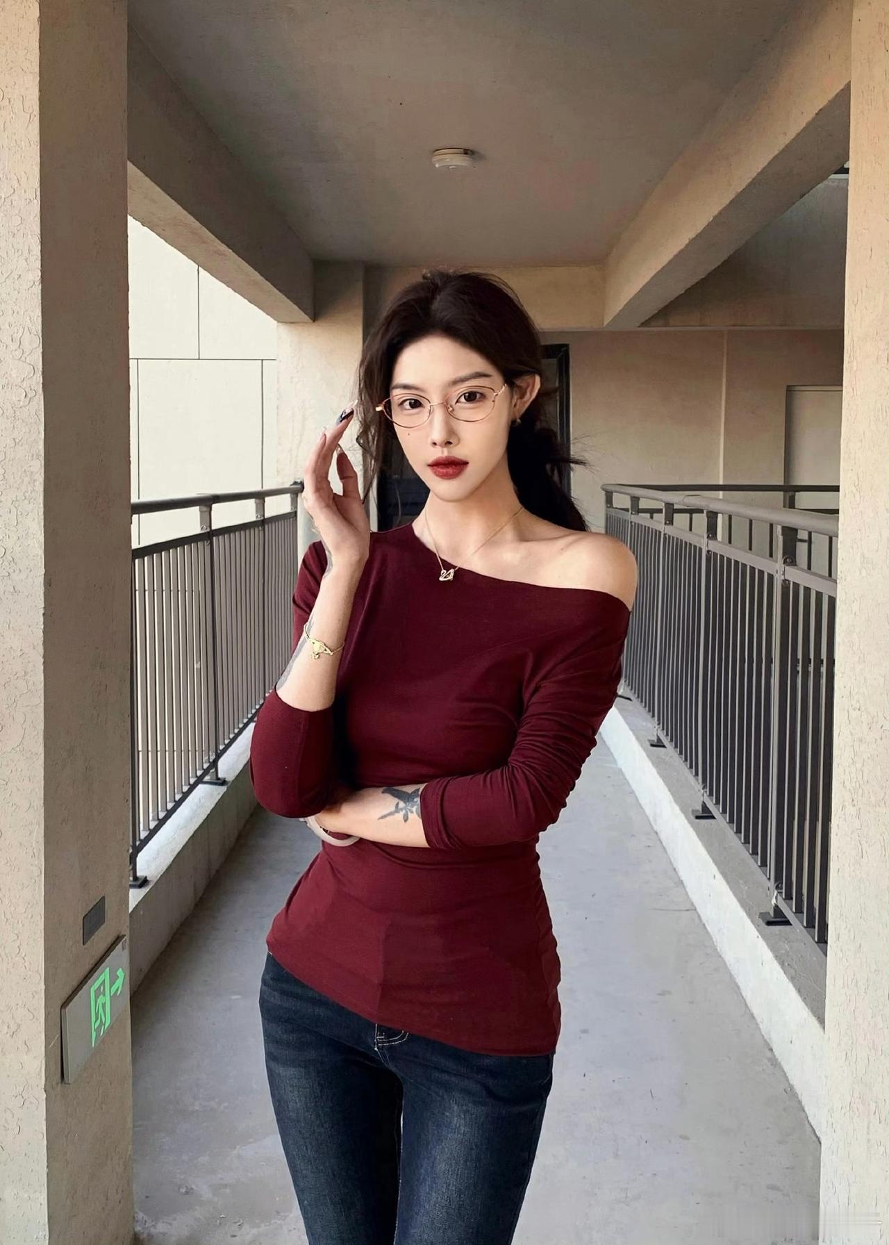 不涂眼妆只涂口红非常清丽​​​