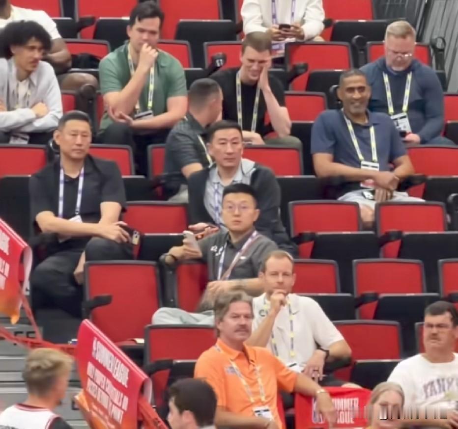 北京首钢男篮引援先拔头筹，主帅李楠和俱乐部总经理一起在美国观看nba夏季联赛，应
