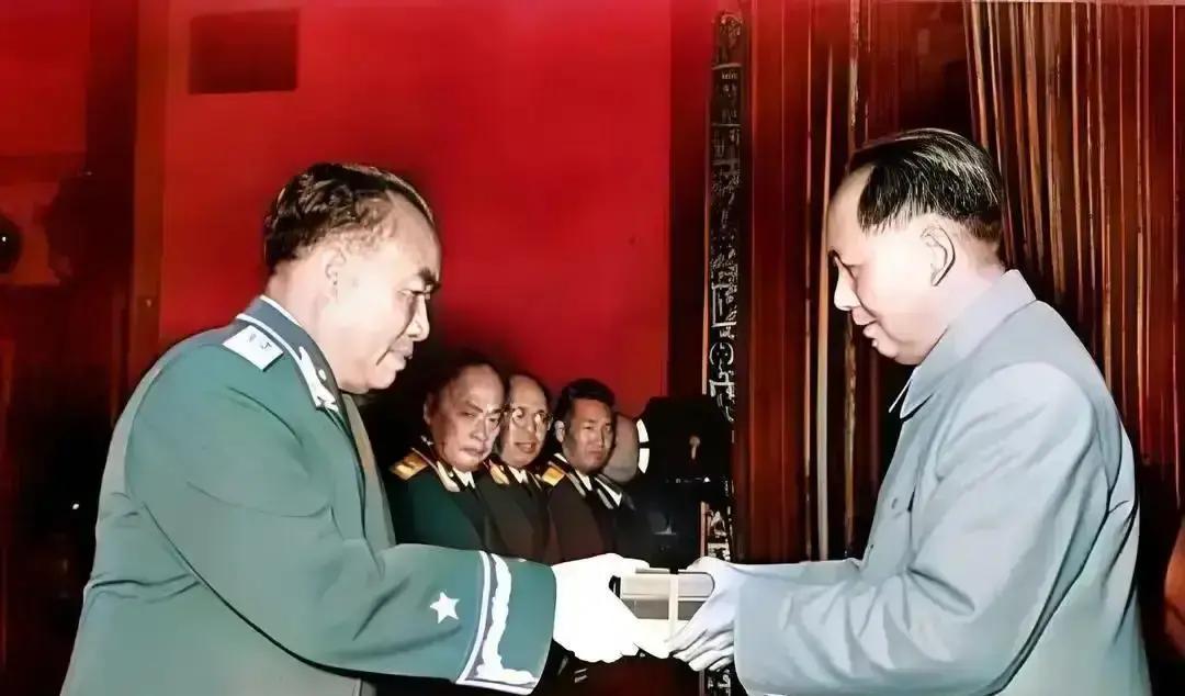 1955年，毛主席为朱老总颁授军衔。朱老总接过元帅命令状时，毛主席调侃：“玉阶兄（朱德的字），你可是