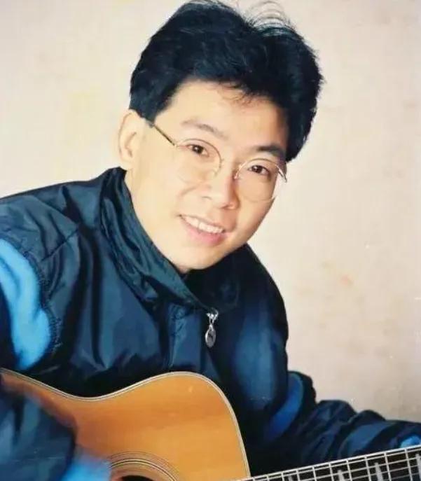 1982年，张明敏唱完《我的中国心》后，被香港乐坛除名。正当他心灰意冷准备回电子