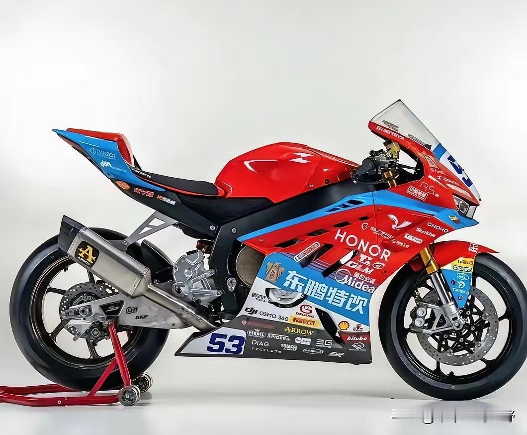 张雪机车现在有多火？看看机身上现在有多少品牌，贴满了将近30个品牌。这还只