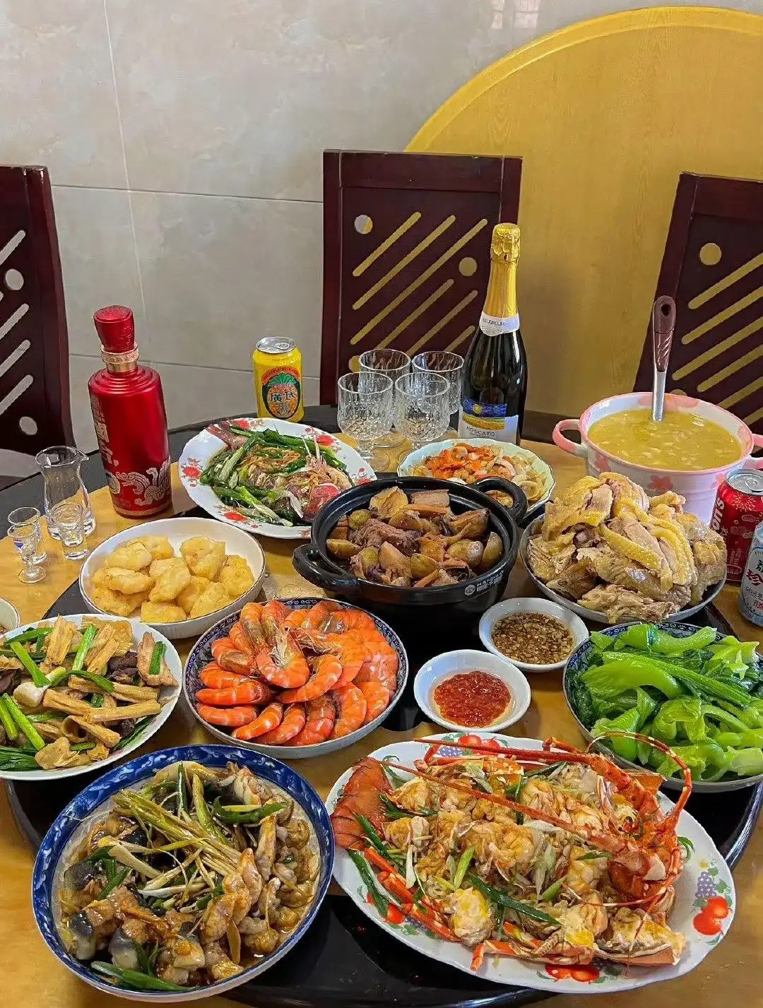 想问问大家，左右这两桌美食，分别是啥地方的特色呀？要是选的话，你更喜欢哪一桌