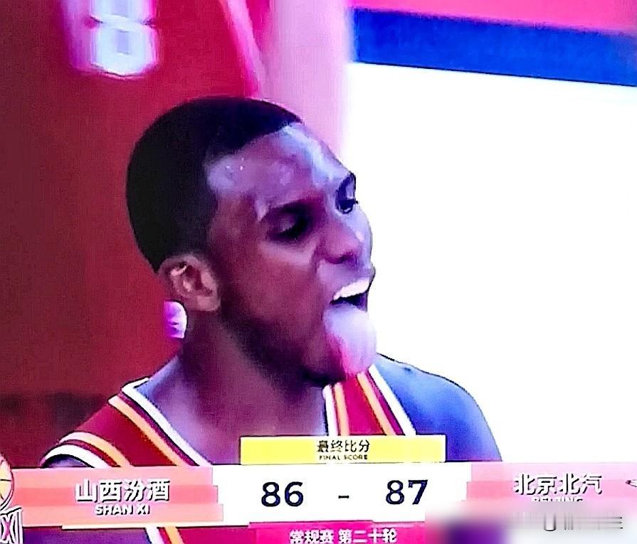 44.5英寸的弹跳，在CBA吃了个T。山西输1分那场，外援迪亚洛扣完篮，习惯