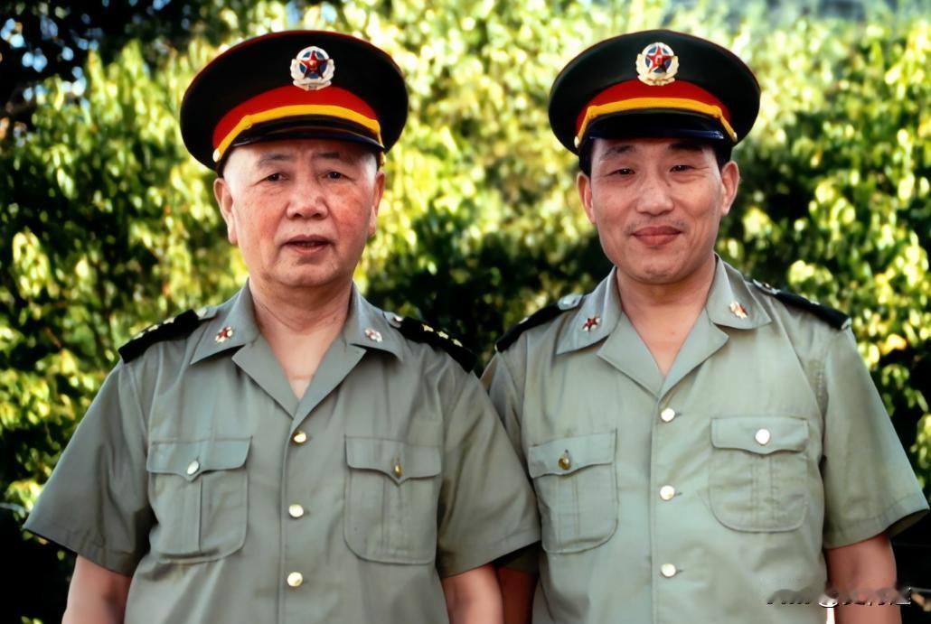 1990年6月，时任军委副主席的刘华清上将视察部队，他旁边的那位年轻人叫曹刚川，