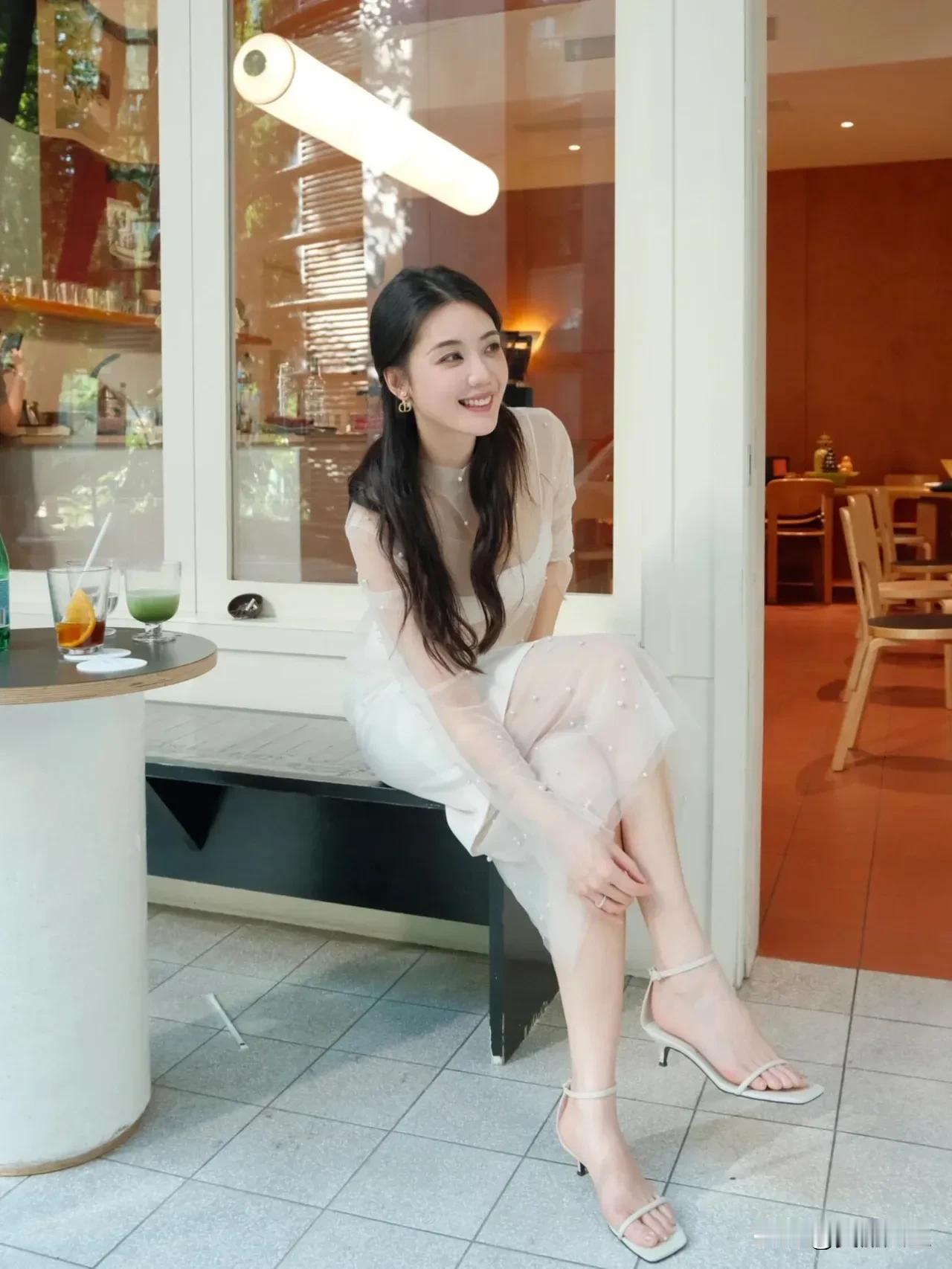 雨後行菜，一席江南味。咖喱蟹吮指留香，脆皮鸡外酥里嫩，菌汤暖身，时蔬清新，在油纸