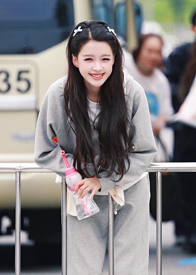 今天孙怡在录制浪姐的时候搭配了一身运动装，看上去特别的有活力气质，确实是很迷人。