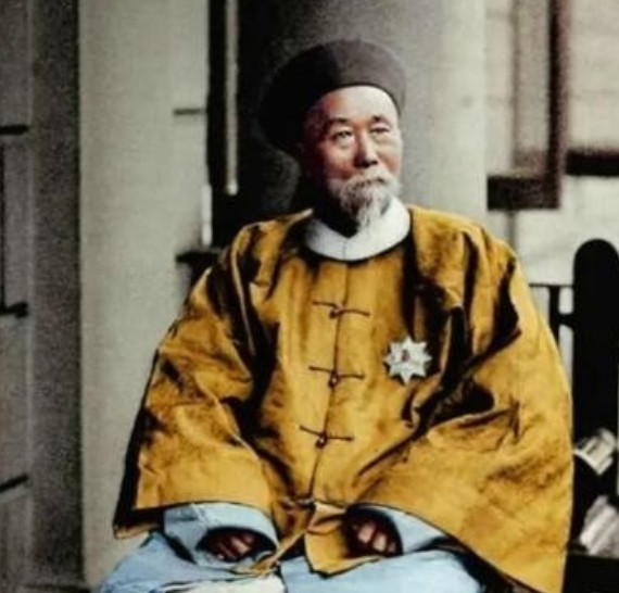 1875年，李鸿章和左宗棠在朝堂上吵了起来，李鸿章说：中国这么大，新疆土地贫瘠，