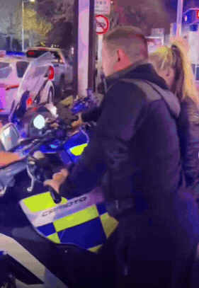 俩外国人来到中国后算是开眼了!见到啥都很好奇。竟然对警察叔叔的坐骑感兴趣,女的一