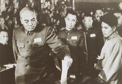 1954年9月，即将当选国务院副总理兼国防部长的彭德怀、即将当选国务院副总理兼国
