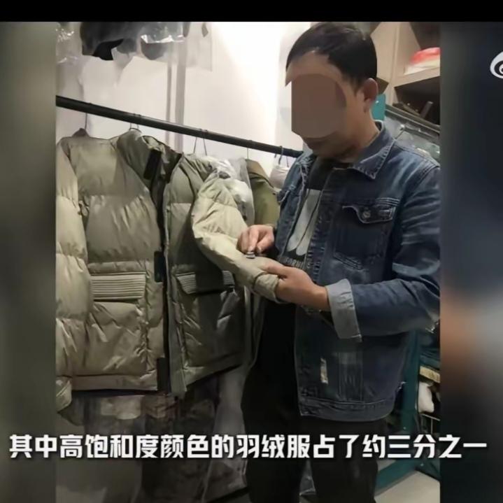 最近武汉有个干洗店老板突然在网上火了，就因为他说了句大实话:“买羽绒服千万别选军