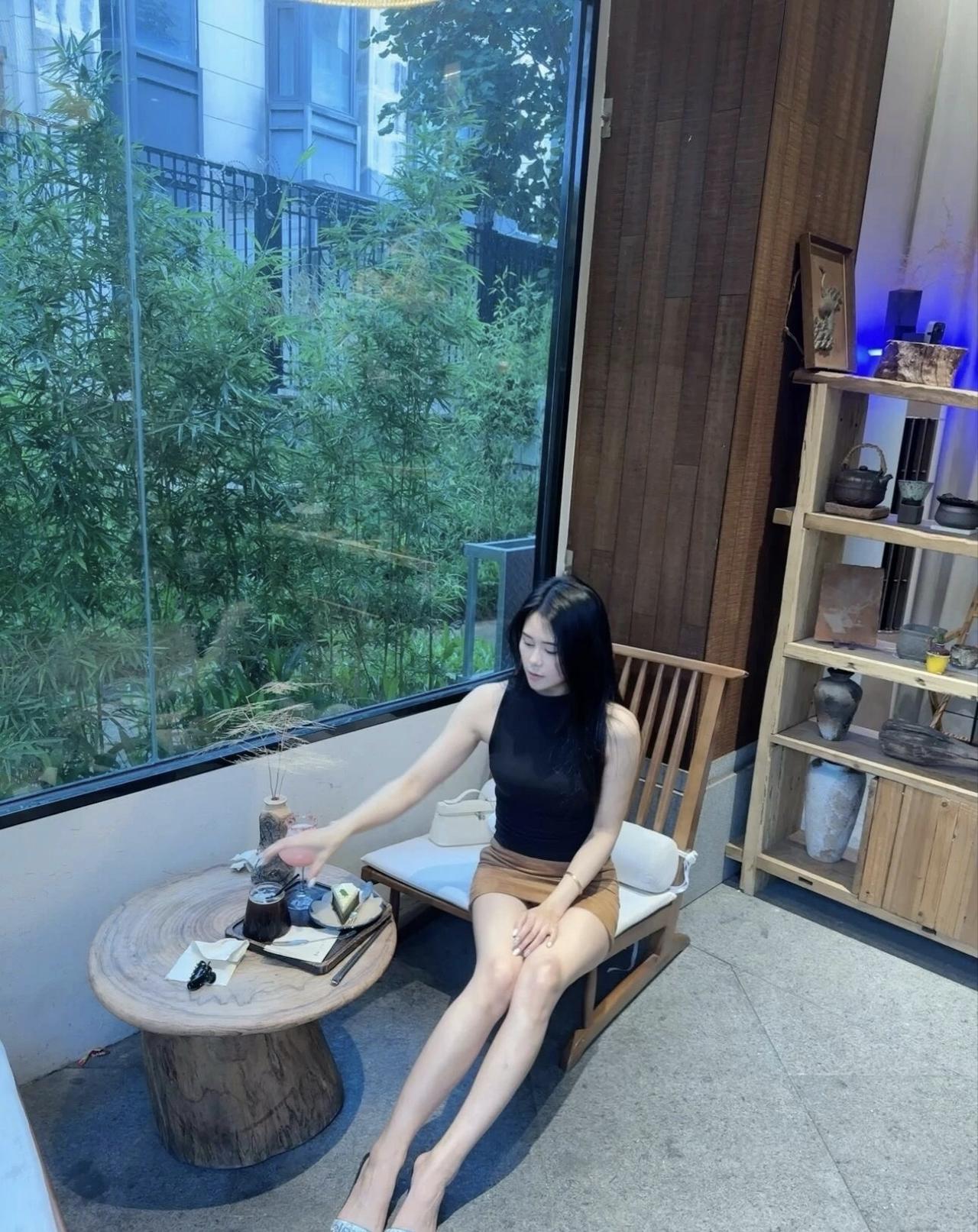 悠闲午后，咖啡与绿植相伴的惬意时光
