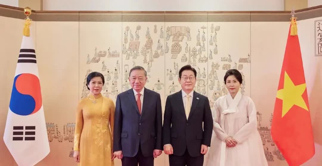 苏林访问韩国，两国第一夫人在仪态方面，金惠景满分。无论是站着的时候，还是坐着