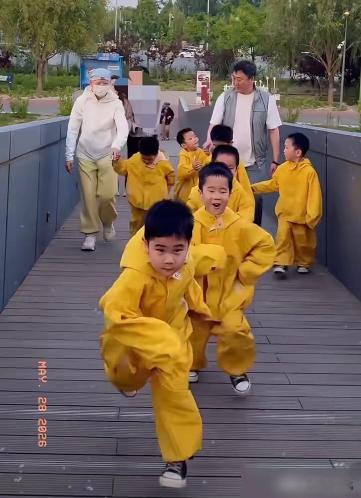 年过五十怀上七胞胎，这位北京妈妈的遭遇看得人心头一紧。孕期里她大把掉头发，身体被