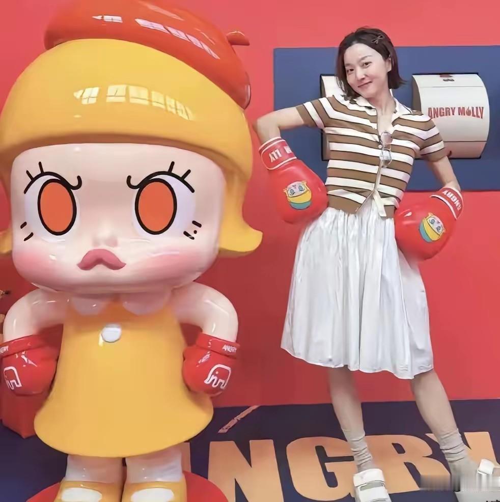 谁敢信这是龙嫂？马龙妻子夏露打卡潮玩展状态好绝啊！新剪的短发清爽灵动，少女感简直