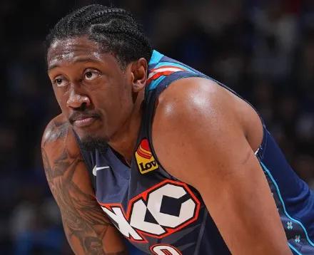 又出现伤病了！杰威再次腿筋受伤，本赛季因为右腿筋大伤缺席了大量比赛，且伤病反