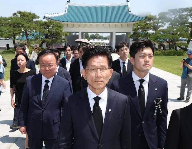 韩国显忠日，李在明参拜纪念先烈的显忠院名正言顺。声称没有党权欲望的国民力量党