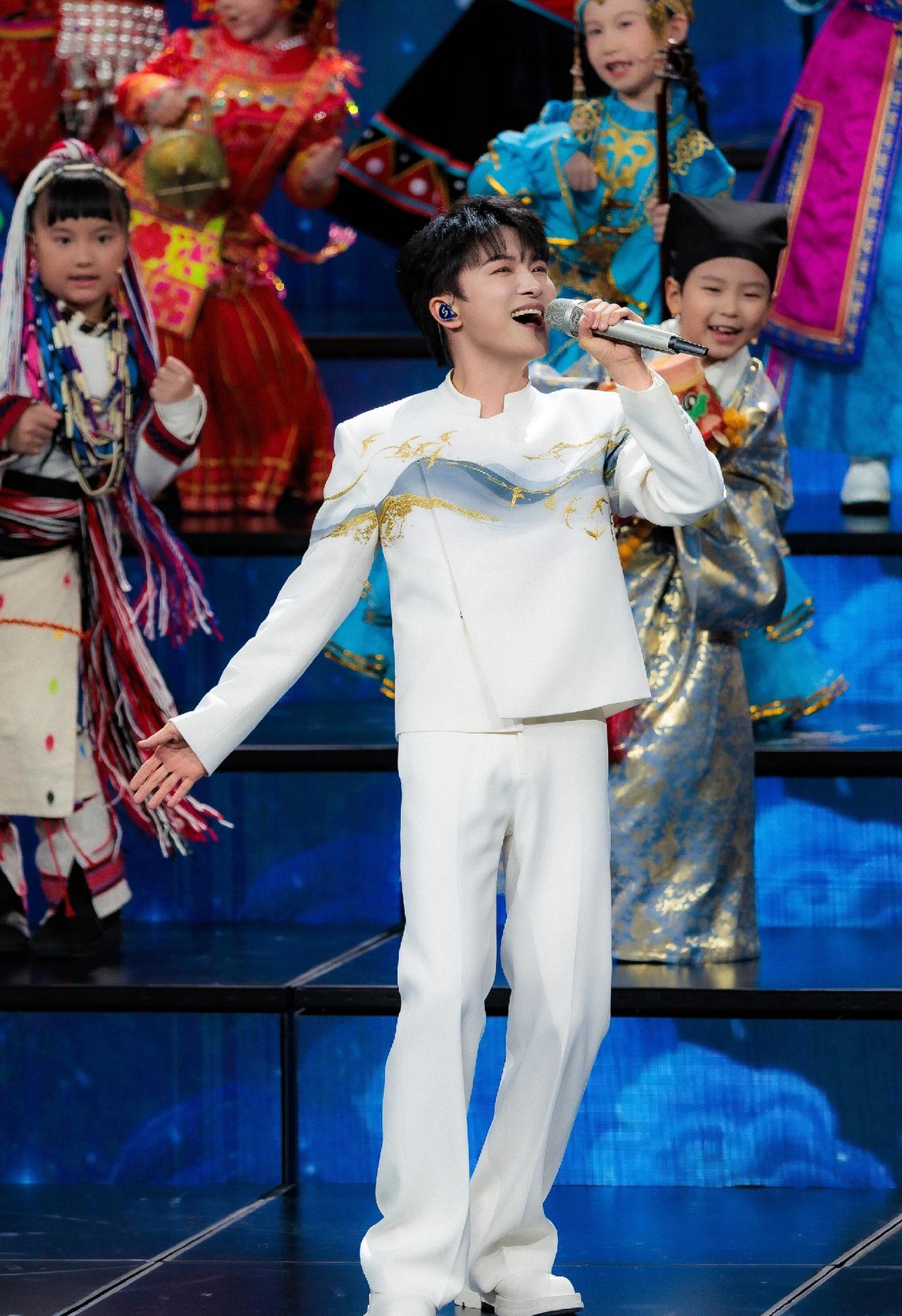 央视春晚收视排行来啦，前三有黑马，王菲仅排第五！央视春晚收视率最高值突破了40