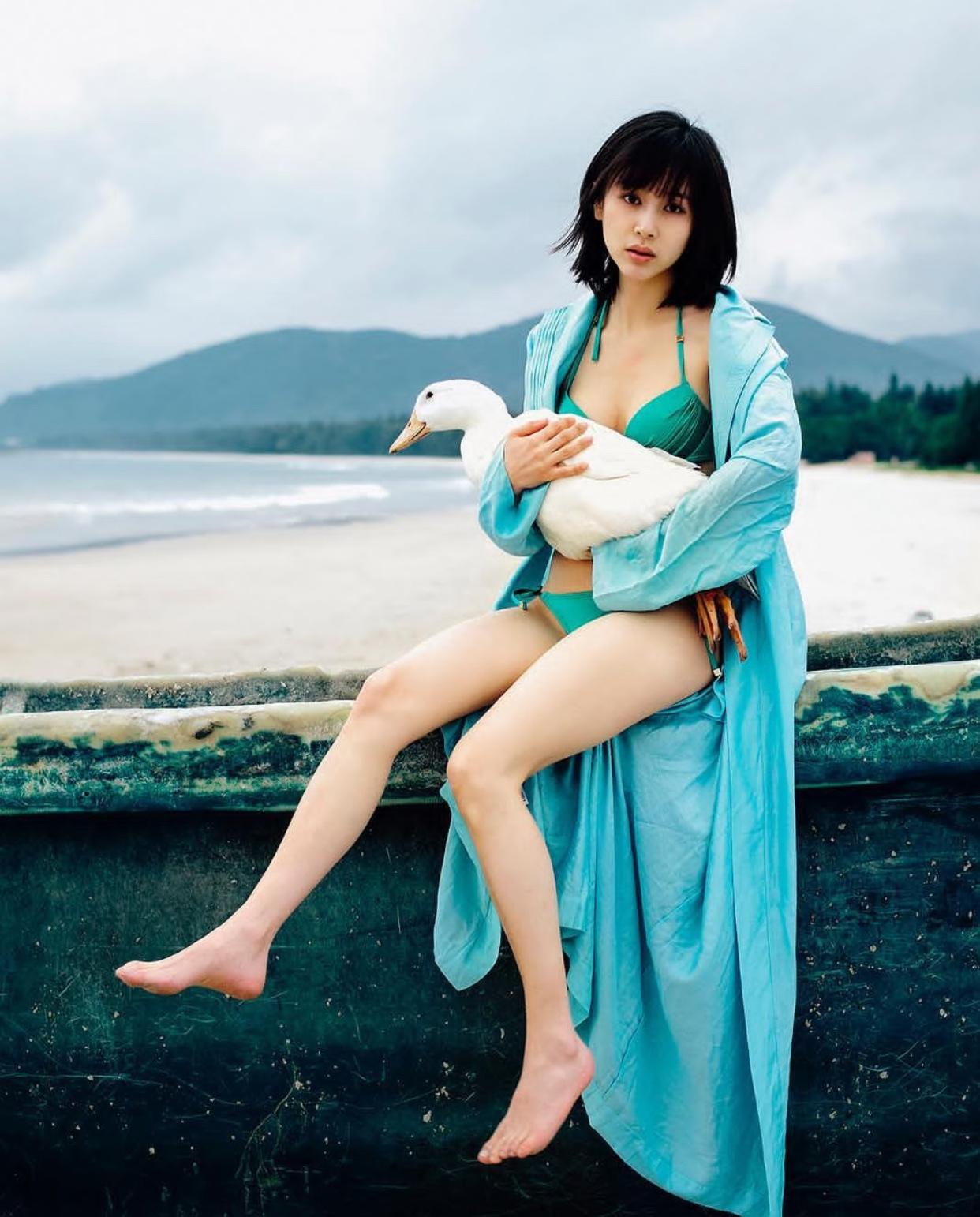 长得漂亮就是不一样，就算抱个大鹅拍照也一样好看别看王子文个子小小的，其实人家