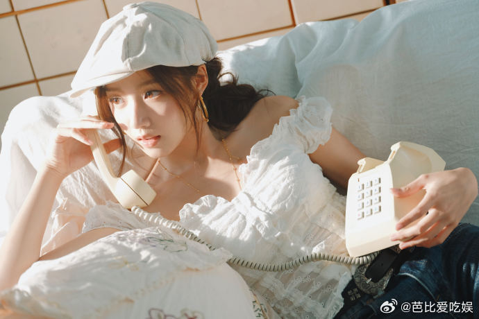 卢昱晓昨天妈妈今天辣妹看卢昱晓呀，昨天还是清冷范十足的长裙女主，散发着让人想靠