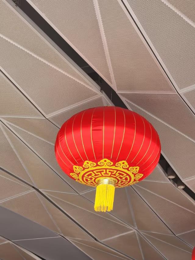 春节期间挂灯笼的寓意是什么？春节期间挂红灯笼寓意很多：春节期间的灯笼，