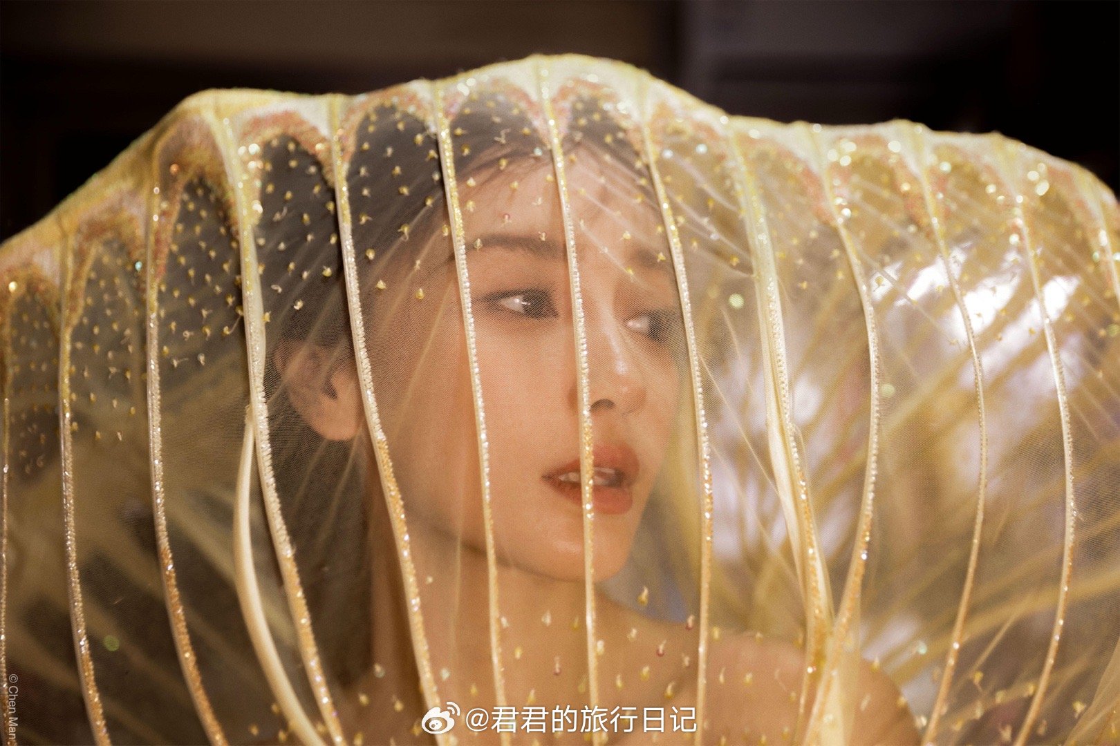 久违的Angelababy，拍摄了菜市场时尚大片​​​