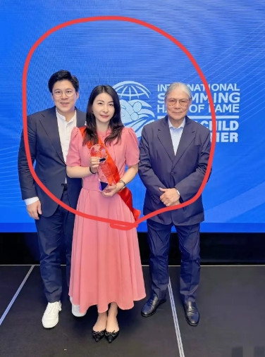 79岁的霍震霆又成全网最开心的人啦！不是二儿子要结婚，而是儿媳妇郭晶晶又带着他去