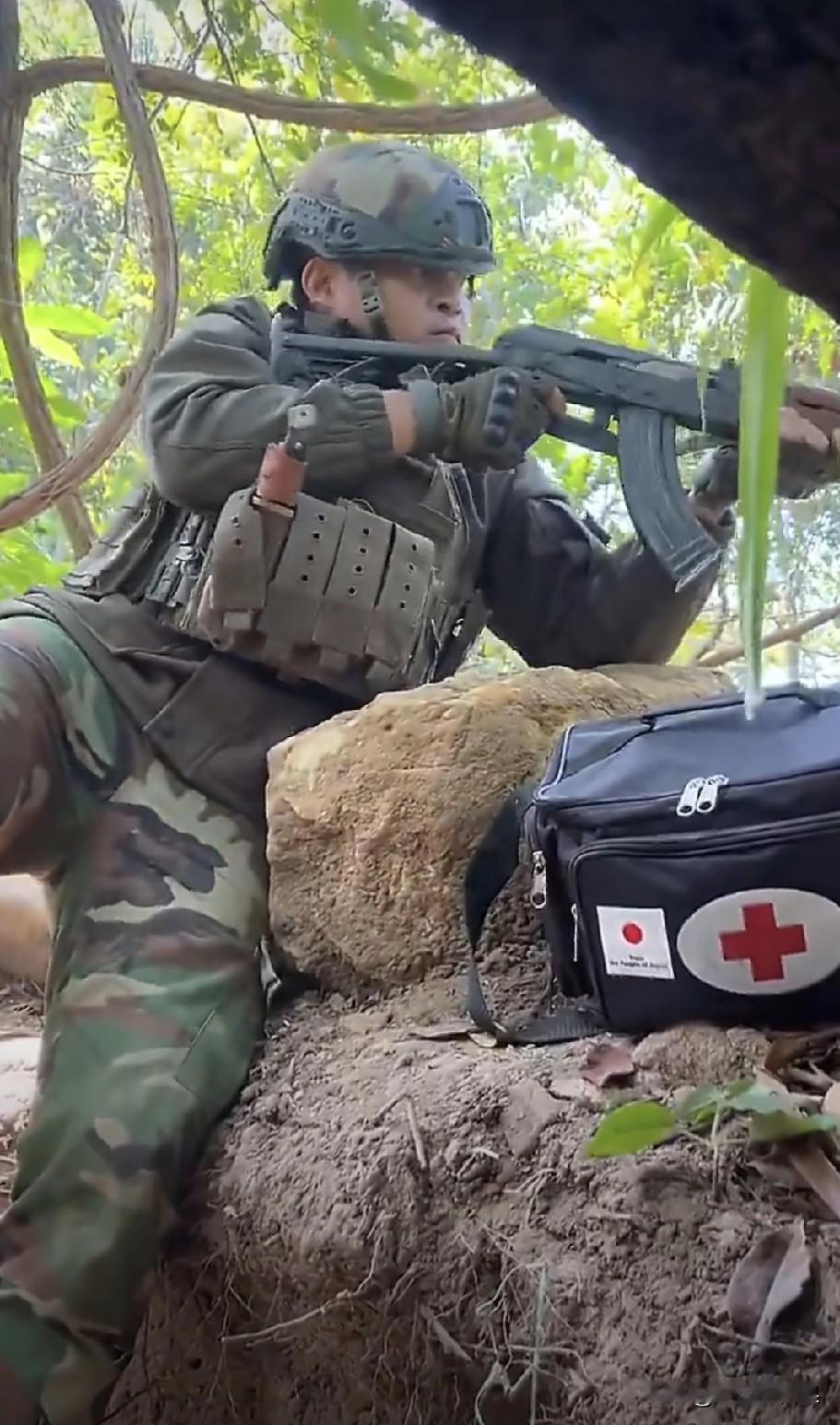 难道是前方吃紧、后方紧吃，前方士兵的装备和后方大佬的穿着，对比一下为什么区别这么