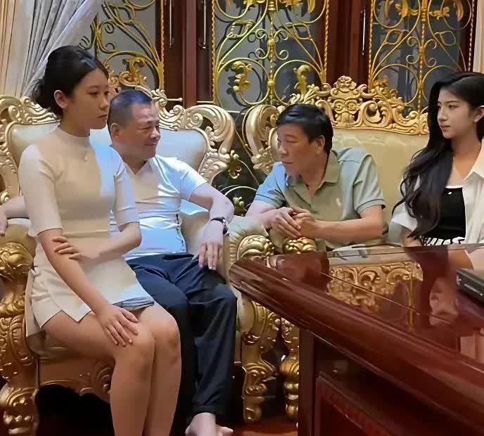 昨天去工厂找老板结货款，推开办公室的大门，看到老板跟厂长和两名年轻女子在聊天，聊