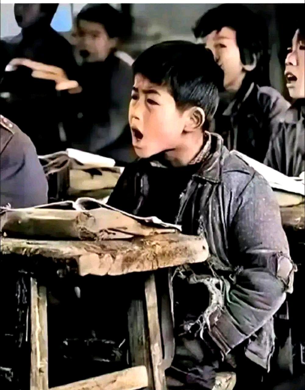 凌晨在三甲医院走廊等号时，才见识到学历的隐形门票。一位硕博连读、在大公司做职业