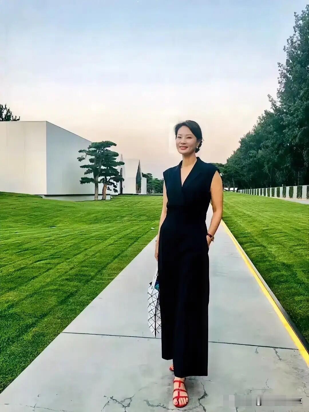 哈尔滨果然是产美女，照片中的这一位主持人不仅身形高挑迷人，气质也是不一...