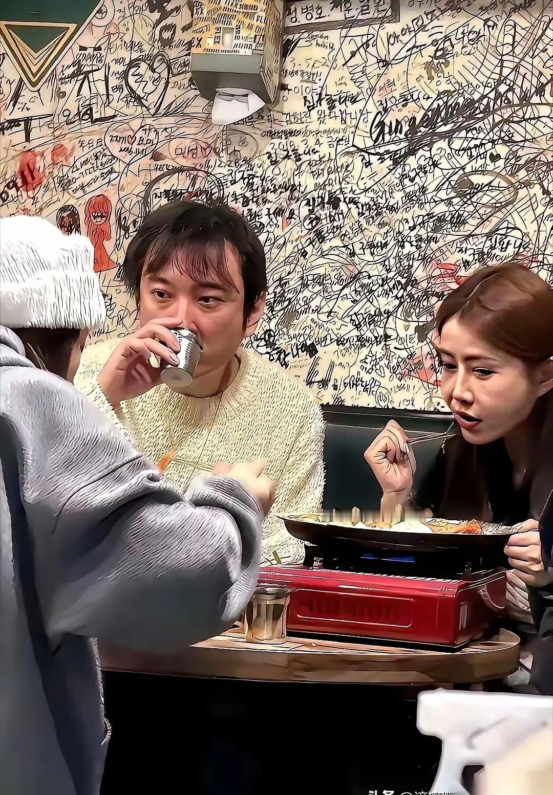 韩国首尔，一家滋滋冒着白烟的网红烤肉店里，38岁的王思聪icon靠在椅背上，眼神