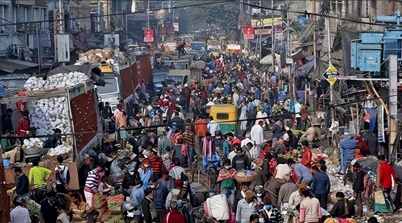 温铁军曾言：我去了十几次印度，发现西方的描述还在误导我们提起印度，咱们脑子里