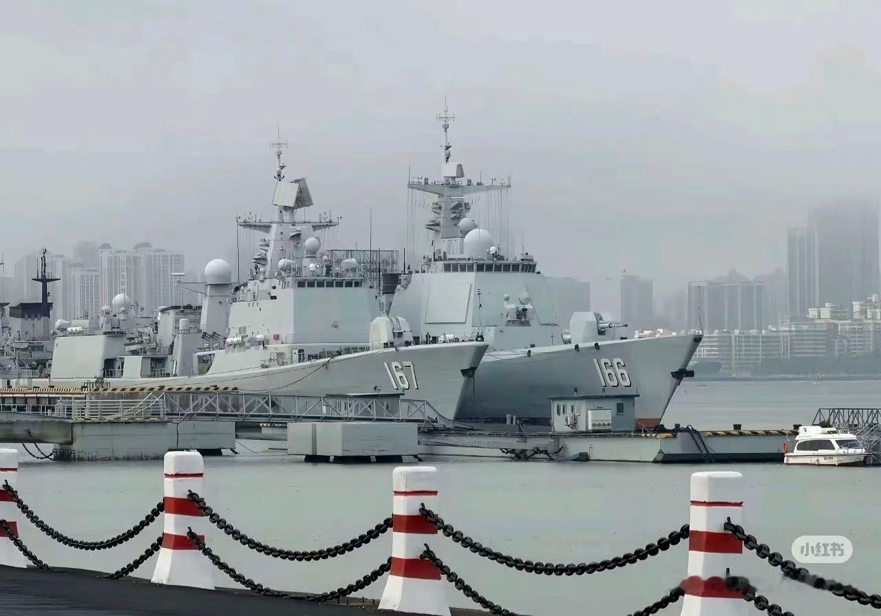 051B“深圳”舰和052D“渭南”舰两舰吨位差的没有那么悬殊，但是052D的舰桥高度和主桅确实比0