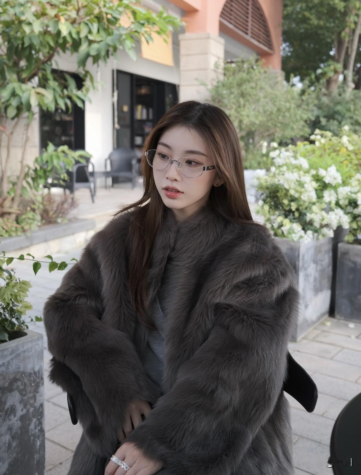 她无需浓妆艳抹，午后咖啡馆里执书静读，阳光洒在发梢，翻页都带着轻缓，时光仿佛都为