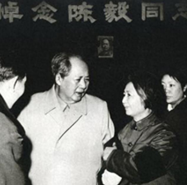 1972年陈毅元帅逝世后，毛泽东亲临悼念。悼念完毕，毛主席环顾灵堂，突然发现了角