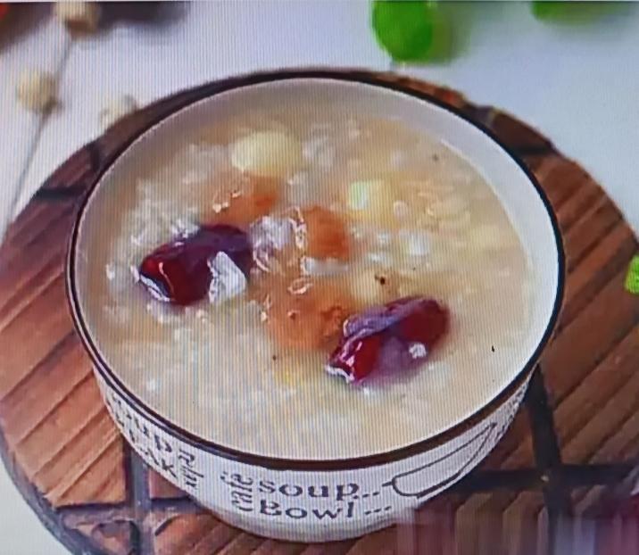 入冬手脚冰凉的宝子有福啦！这几款粥一定得安排上。桂圆红枣糯米粥是经典之选，红枣