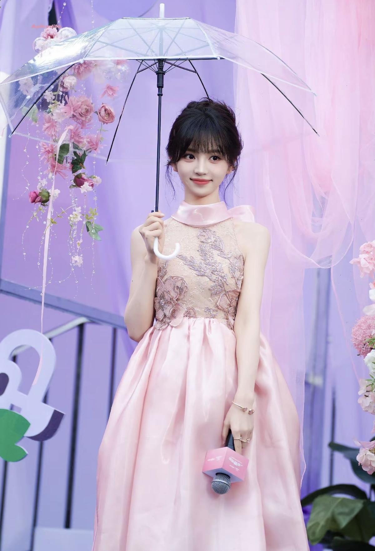 田曦薇穿粉裙就是甜妹本体！挂脖蕾丝+蓬蓬裙摆，站在粉紫背景里像一颗会发光的水蜜桃