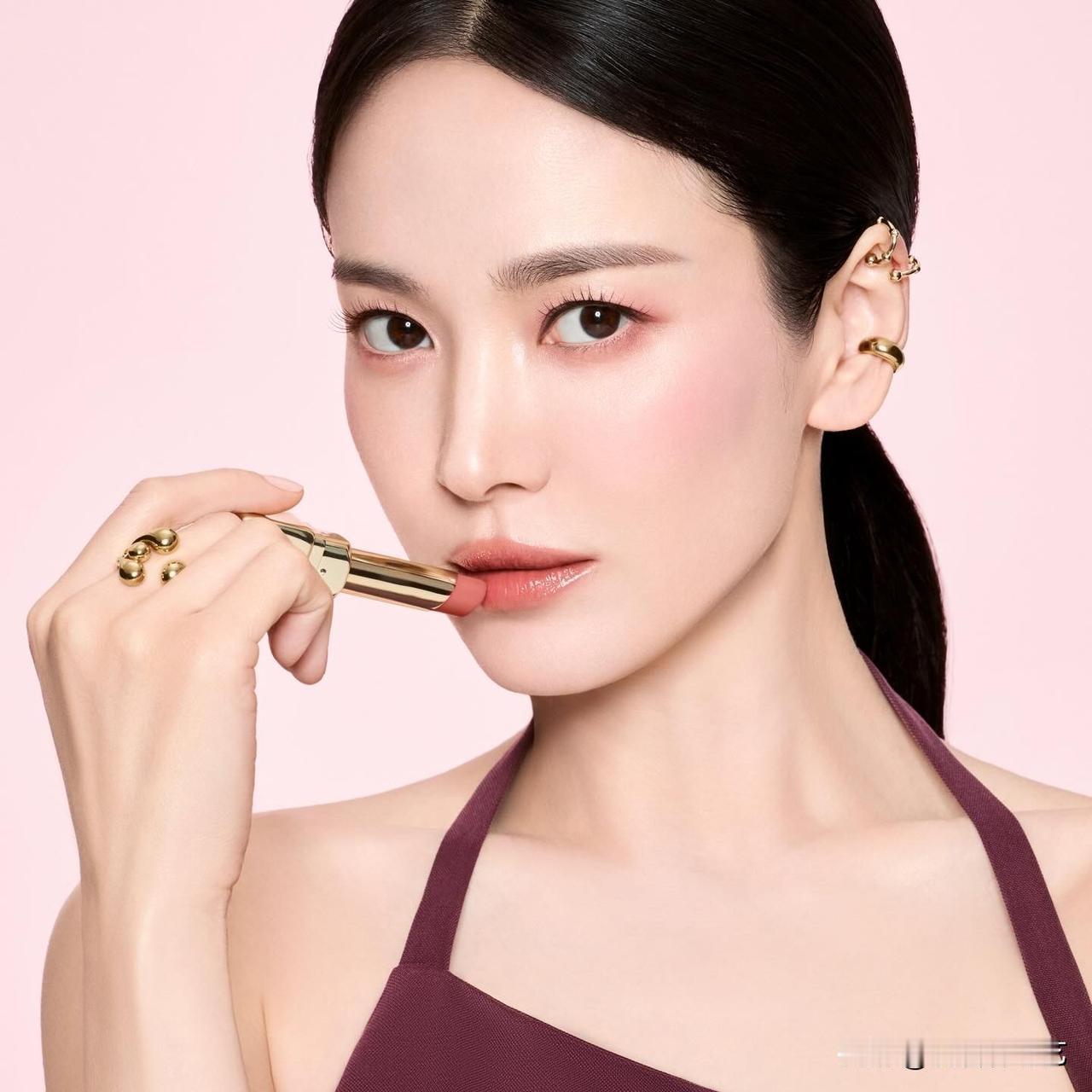 29日，演员宋慧乔在Instagram上传了多张照片。照片中，宋慧乔的唇色切换，